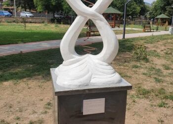 Споменик „Срце“ поставен во Дојран во чест и спомен на Емилија Динева – првиот донор на срце во Македонија