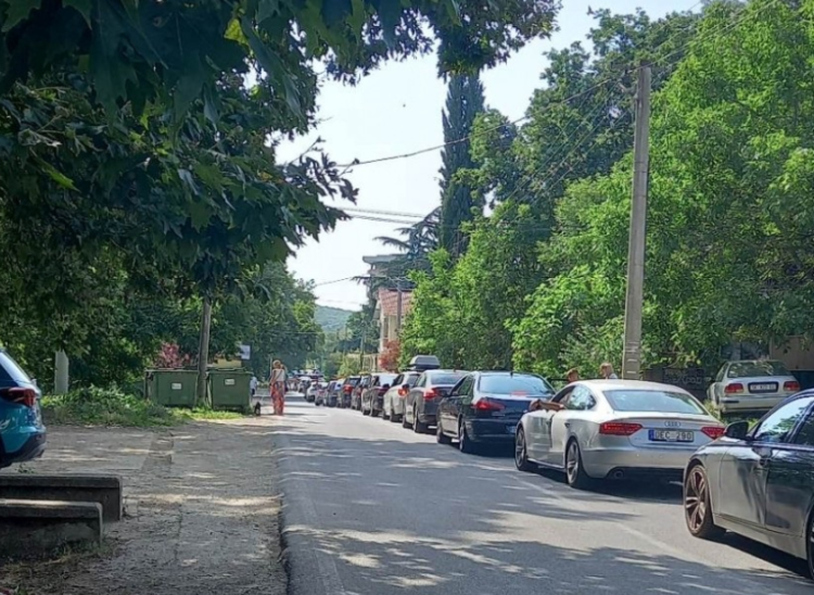 Дојран блокиран од колона возила за влез во Грција