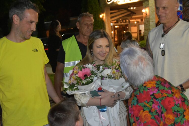 Македонската победничка на „Ѕвездите на Гранд“ Славица пречекана славенички