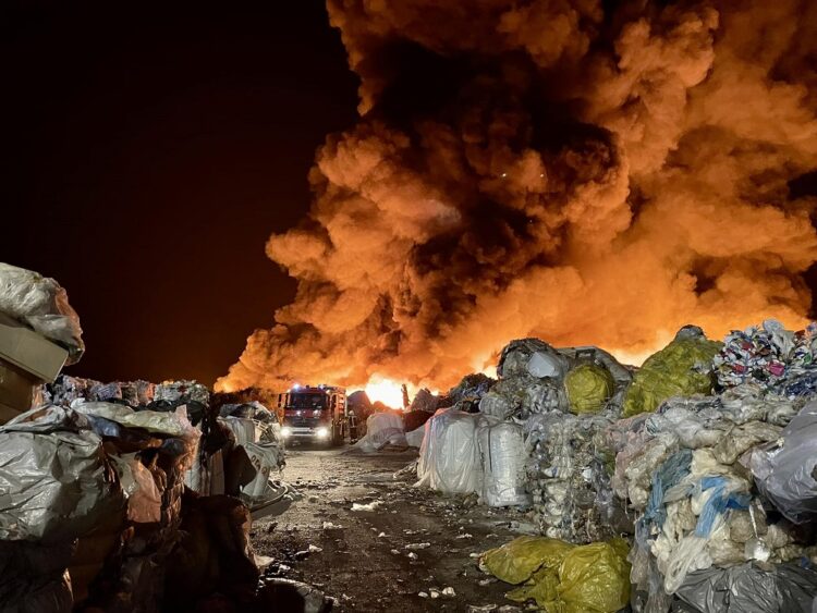 Пожарот во Осиек: Пожарникарите велат „Ова е пекол, опремата ни се топи“
