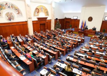 Пратениците го запреа растот на функционерските плати