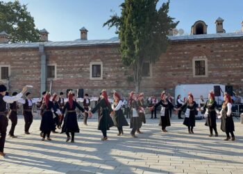 ВИДЕО: Ансамбл „Бојмија“ настапува на МФФ „Алтан Караѓоз“ во Турција