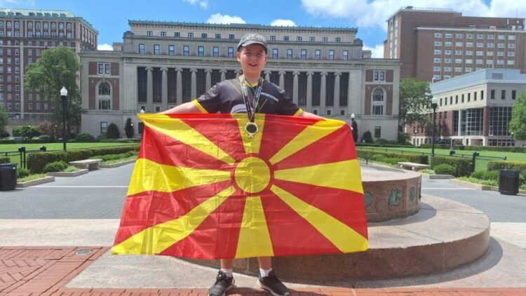 Дарјан од Македонија освои ЗЛАТЕН медал по математика во Њујорк