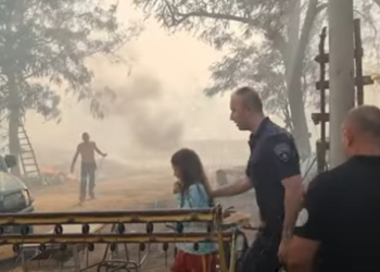ВИДЕО од евакуација на опожарен регион: Очајните сопственици не сакаат да ги напуштат домовите