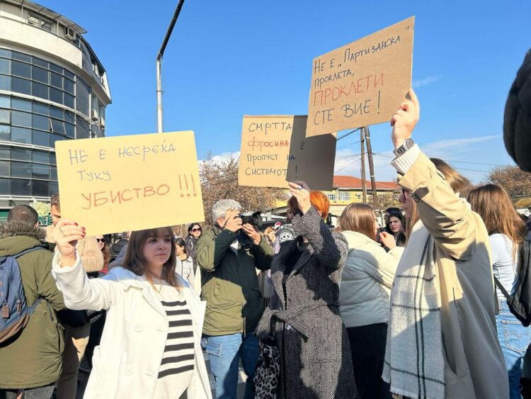 ВИДЕО: Протестот на „Партизанска“ за загинатата Фросина продолжи кон Собрание, ЈО и Судот