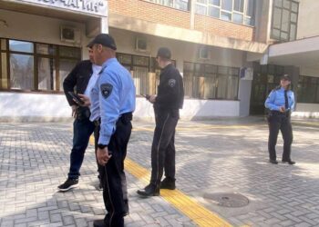 Лажни дојави за бомби утрово ги испразнија училиштата во Македонија