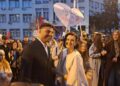 ВИДЕО: „Љубовта е на улиците“ – Новосадски младенци својата свадба ја завршиле меѓу студените на блокадите