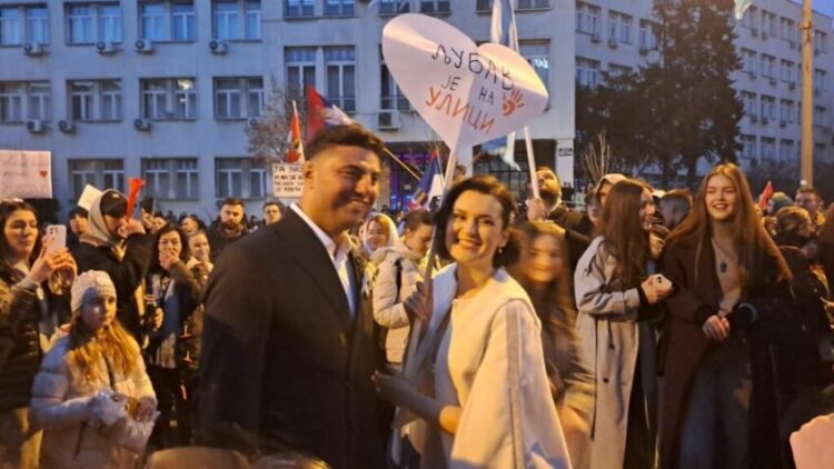 ВИДЕО:  „Љубовта е на улиците“ – Новосадски младенци својата свадба ја завршиле меѓу студените на блокадите