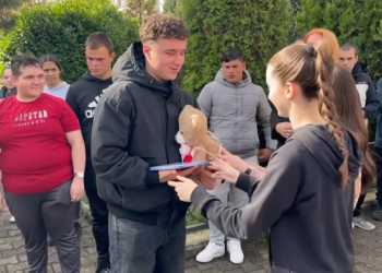 ВИДЕО: Херојот Јован пречекан со аплаузи и овации во родната Виница