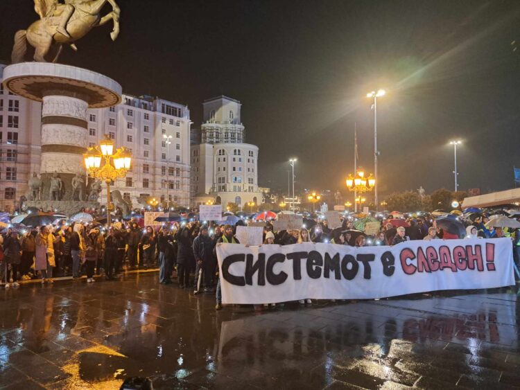 ВИДЕО: Протест во Скопје: „Доста бевме ние, системот е следен!“