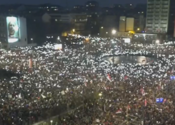 ВИДЕО: Масовен протест во Белград -„Предолго молчевме, ајде заедно да ја разбудиме Србија“, порачаа студентите
