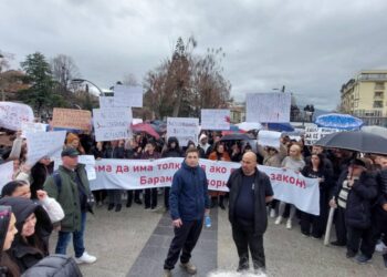 ВИДЕО: Во Кочани еден ден по трагедијата гнев и протести во кои се бара одговорност