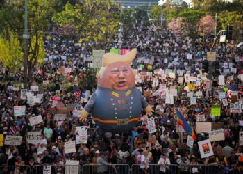 ВИДЕО: Масовни протести во САД против политиките на Трамп и Маск