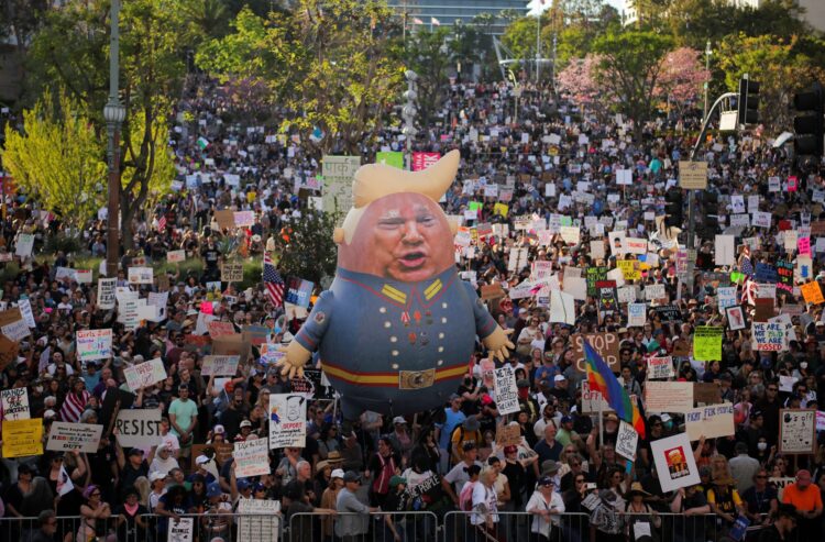 ВИДЕО: Масовни протести во САД против политиките на Трамп и Маск