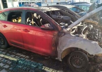 ФОТО: Запалени два автомобила во Гевгелија