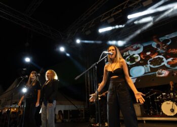 ВИДЕО: КАРОЛИНА со “ДВЕ ЛИРИ” и песните на ТОШЕ ги распеа гевгеличани на “TASTE the SOUTH”